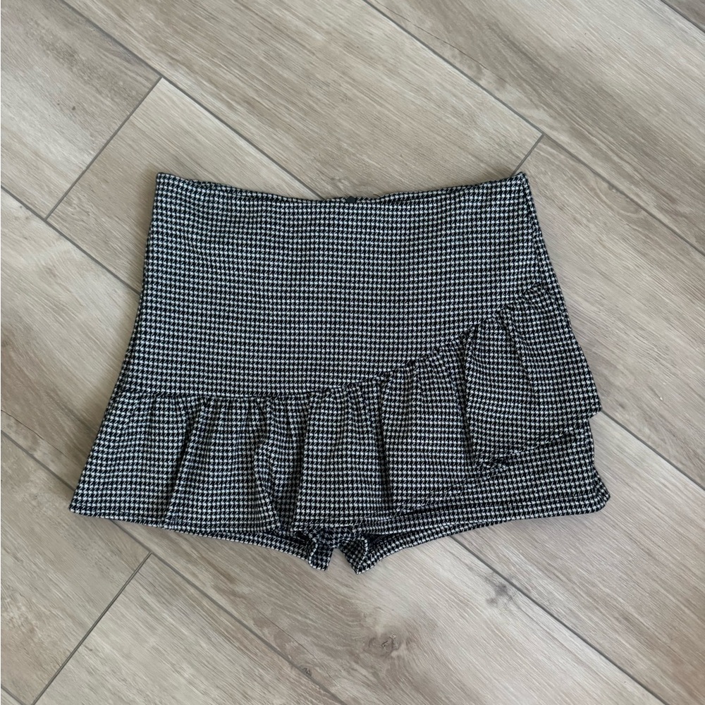 Altar'd State Black and White Houndstooth Ruffle Skort